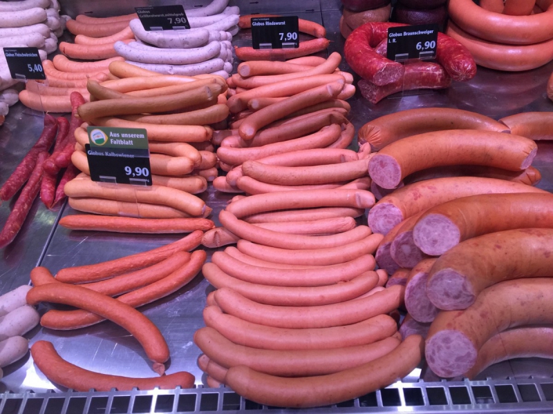 charcuterie-CANNES-min_sausages_meat_butchery-1069321